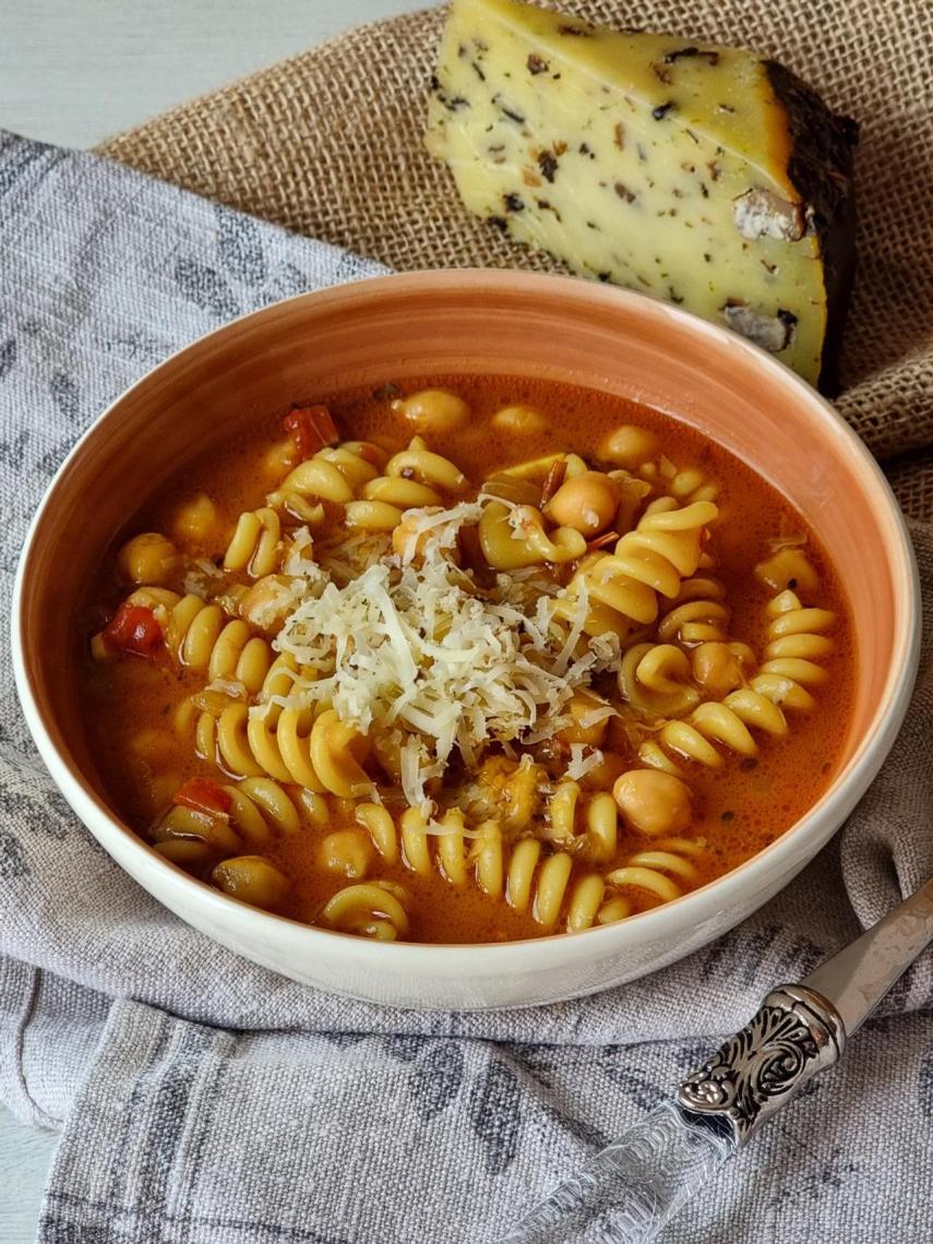 Sopa de pasta, garbanzos y queso parmesano, una receta para entrar en calor  en invierno