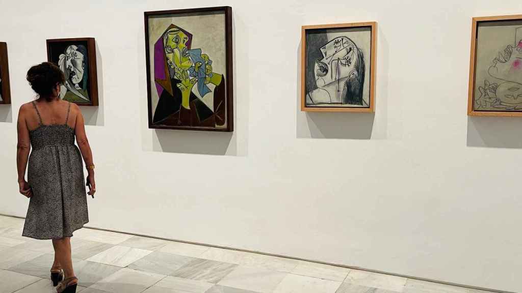 Una mujer contempla varias obras de Picasso expuestas en el Museo Reina Sofía. Foto: Celebración Picasso
