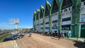 Colas en el estadio del Cacereño para comprar entradas contra el Real Madrid