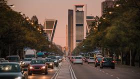 Tráfico en el Paseo de la Castellana, en la ciudad de Madrid.