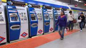 Máquinas expendedores de billetes en el Metro de Madrid.