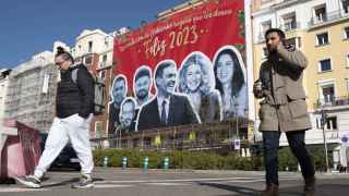 El PP coloca un cartel gigante de Sánchez junto a Otegi y Rufián en la misma calle de la sede del PSOE