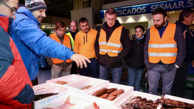 Alberto Núñez-Feijóo, este miércoles en una visita a Mercamadrid, junto al alcalde de Madrid.