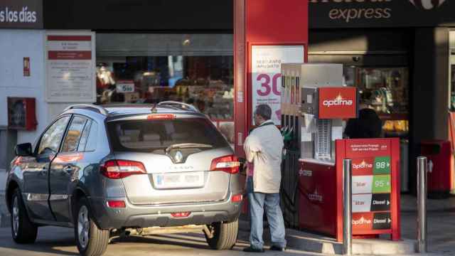 Un hombre reposta combustible en una gasolinera este martes 27 de diciembre de 2022, en Madrid.