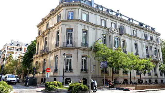 Sede de Banca March en Madrid. En primer plano, el edificio señorial; al fondo, el edificio de cocheras.