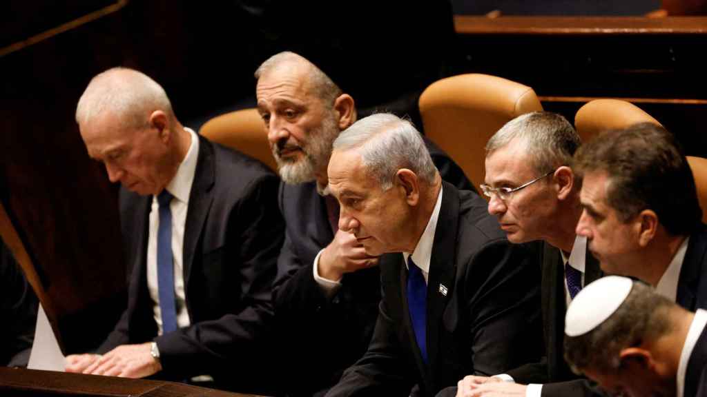 El primer ministro israelí, Benjamin Netanyahu , y los miembros de su nuevo gobierno