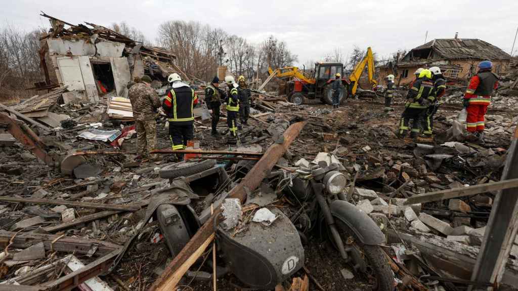 Los rescatistas trabajan en un sitio dañado durante un ataque con misiles rusos, en Kiev.