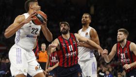 Tavares, con el balón en el partido ante Baskonia.