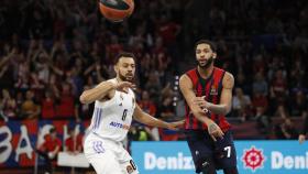 Henry, del Baskonia, da un pase ante Williams-Goss.