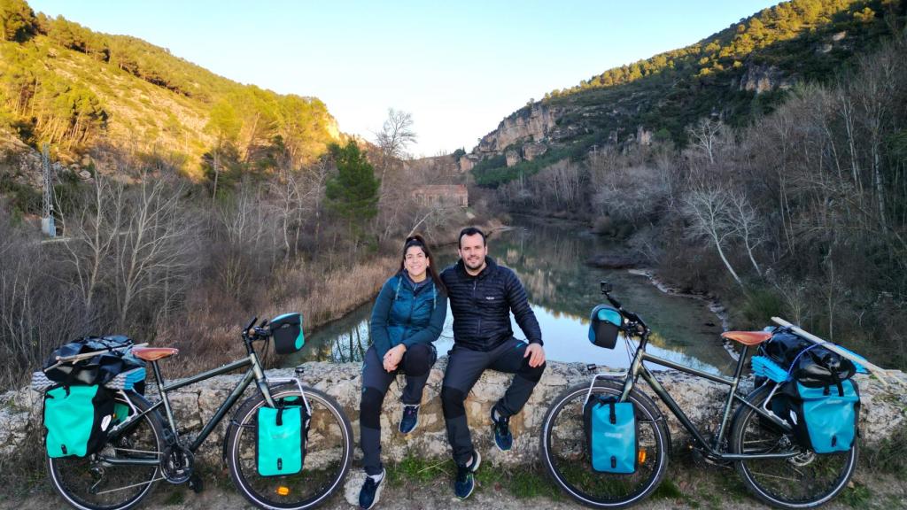 Dibujar auditoría simultáneo Marta y Alfredo, la pareja de Guadalajara que dará la vuelta al mundo en  bicicleta