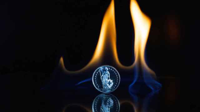 Una moneda de plata en medio de una llama.
