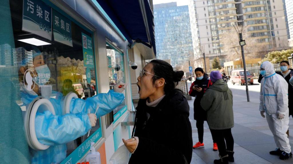 Un sanitario realiza una prueba de coronavirus, en Beijing.