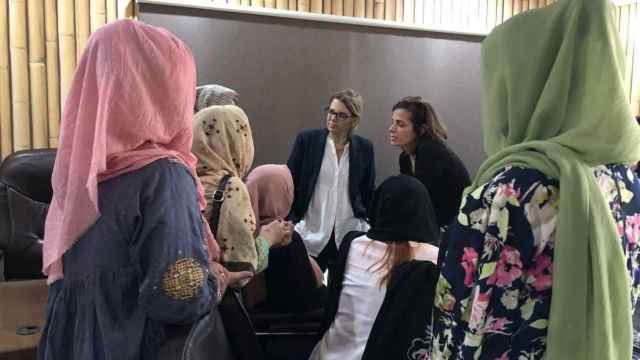Las fiscales Inés Herreros e  Iría González López con algunas fiscales afganas, el pasado mes de octubre en Islamabad (Pakistán)