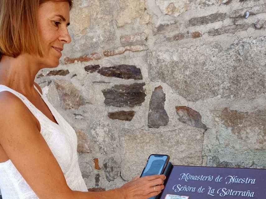 Una visitante con el código QR en Segovia