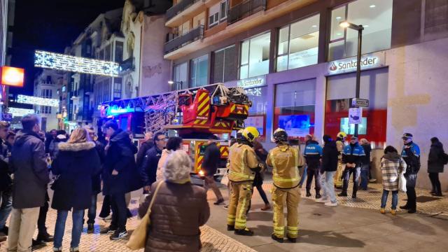 Calle Santa Clara, donde han resultado heridos dos jóvenes tras la caída de un adorno navideño