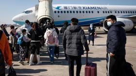 Viajeros embarcando en el aeropuerto internacional de Xiamen, en la provincia china de Fujian.