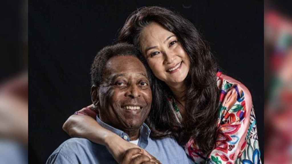 Marcia Aoki y Pelé en una imagen de redes sociales.