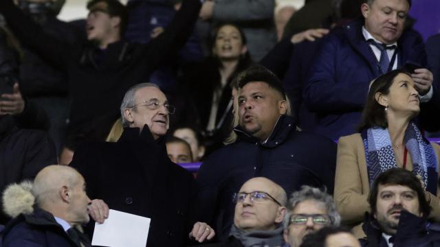 Florentino Pérez, junto a Ronaldo Nazario en el palco del José Zorrilla.