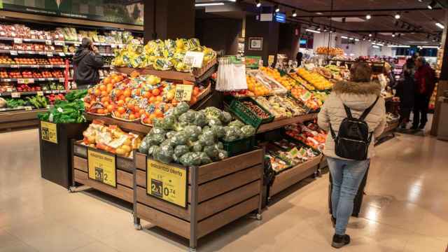 Sala de frutas y verduras en un supermercado de Eroski.