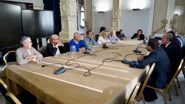 Imagen de la reunión celebrada este viernes entre el alcalde de Málaga, Francisco de la Torre, y vecinos de El Perchel.