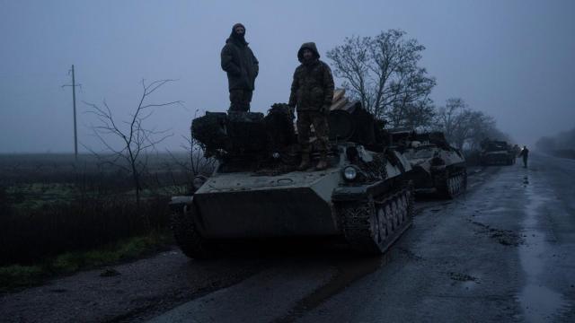 Militares ucranianos sobre un tanque en una carretera de Jersón