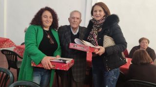 El alcalde y guardia civil jubilado José Antonio Torres Sáez, de 97 años, con dos vecinas en un acto en Chercos en diciembre de 2022.