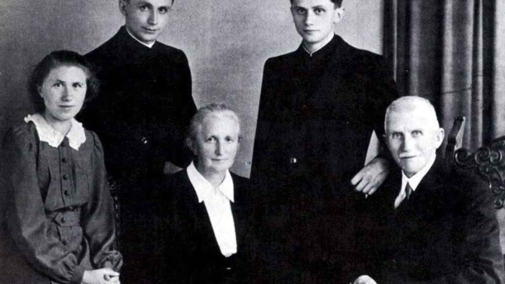 Foto sin fechar de la famlia Ratzinger: el padre, Joseph, y la madre, María, junto a sus hijos Maria, Georg y Joseph (de izquierda a derecha)