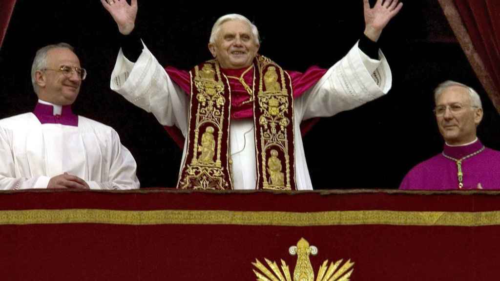 El papa Benedicto XVI (C) saluda a los peregrinos tras ser elegido Sumo Pontífice el 19 de abril de 2005.