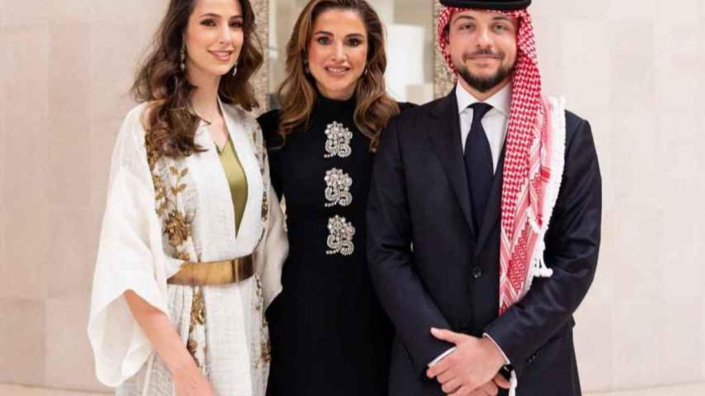 Rania de Jordania junto a su hijo mayor y su prometida.