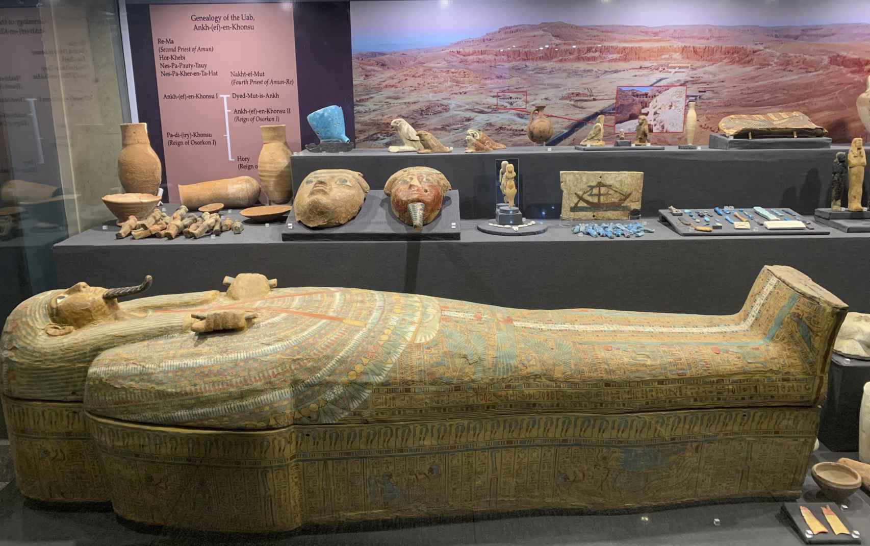 Sarcófago de momia de una escriba de la mesa de ofrendas del dios Amón.
