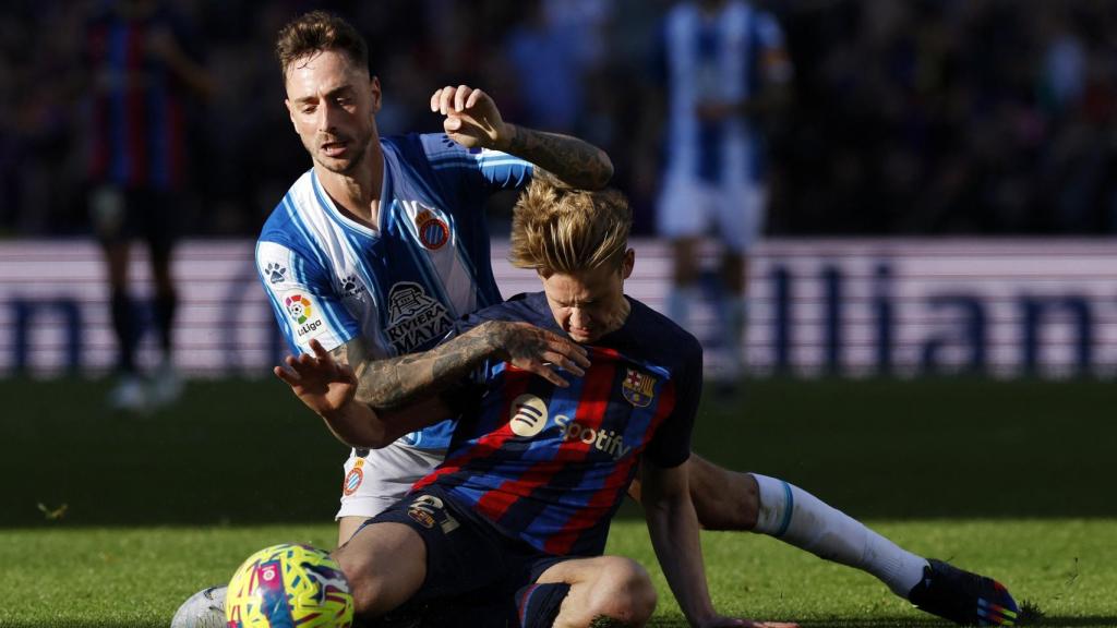 De Jong pelea con Calero.