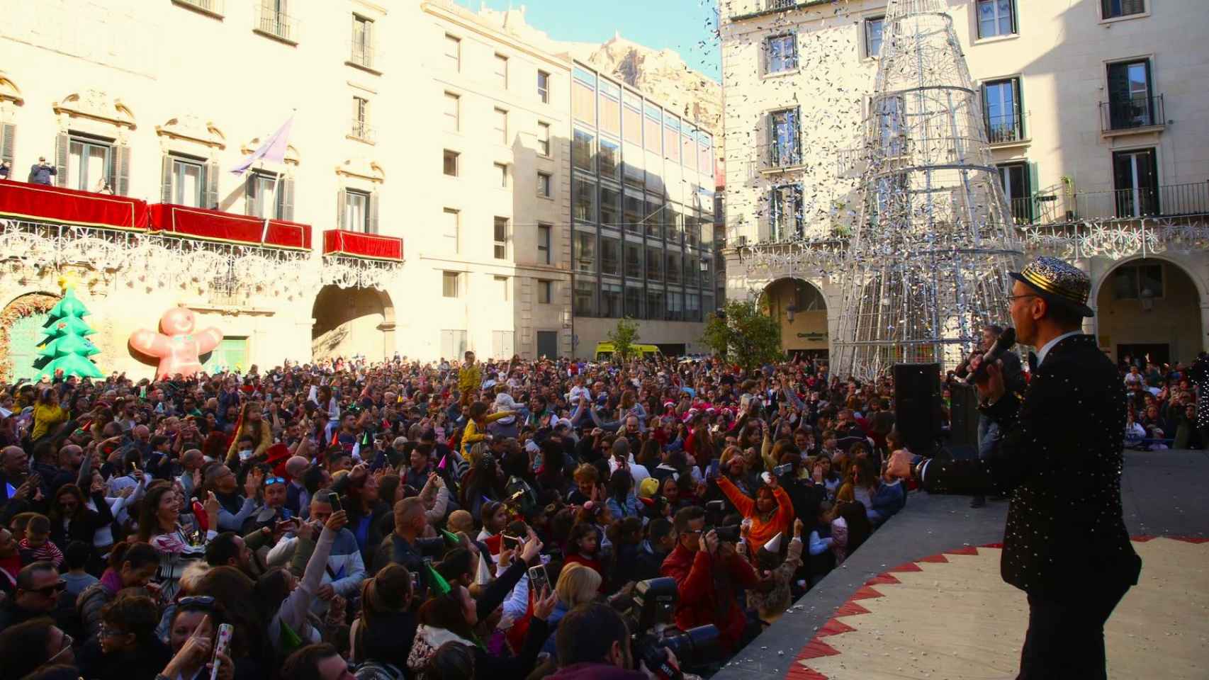 El cotillón infantil despide el año celebrando las doce campanadas del mediodía en Alicante.