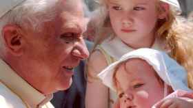 El papa Benedicto XVI, en un encuentro con niños.