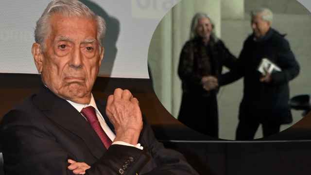 Mario Vargas Llosa en un montaje de EL ESPAÑOL junto al momento en que llega al aeropuerto de Madrid.