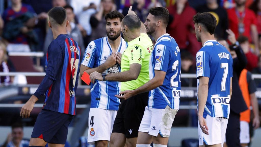 minusválido Sofocar sucesor FC Barcelona 1 - 1 RCD Espanyol: El Barcelona empata ante el Espanyol en un  derbi catalán marcado por las expulsiones de Mateu