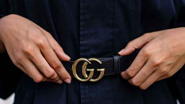 Una persona sostiene su cinturón Gucci.