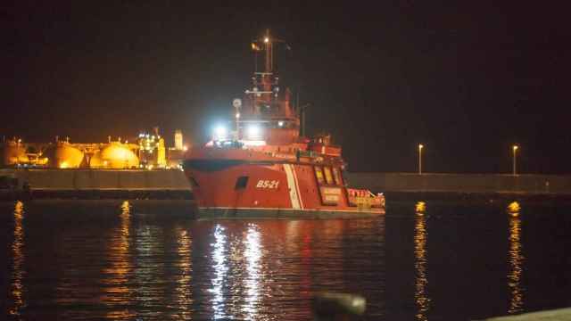 Una embarcación de Salvamento Marítimo llega al puerto de Málaga.