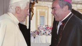 Benedicto XVI y el obispo de Málaga, Jesús Catalá, se saludan en una audiencia en 2012.