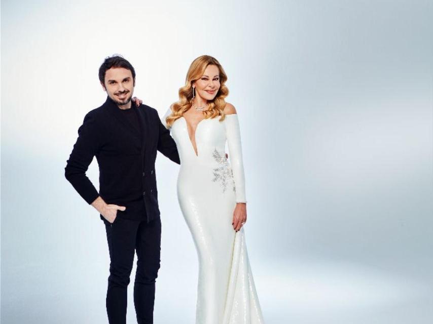 García Obregón posando junto a su diseñador, Rubén Hernández.