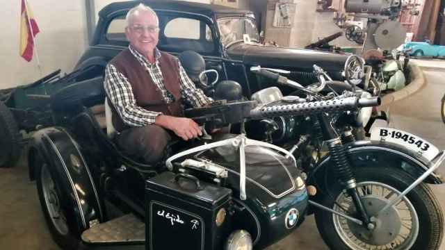 El mecánico Pepe Moreno, con parte de su colección de vehículos históricos en su casa-taller de El Ejido (Almería).