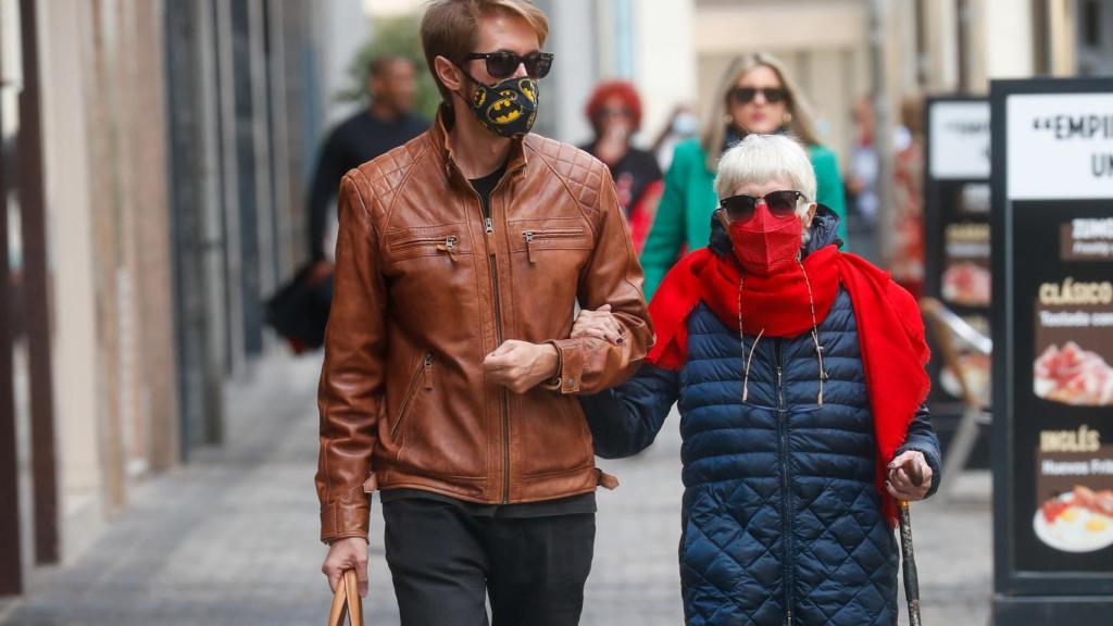Concha Velasco junto a su hijo mayor, Manuel, paseando por las calles de Madrid.