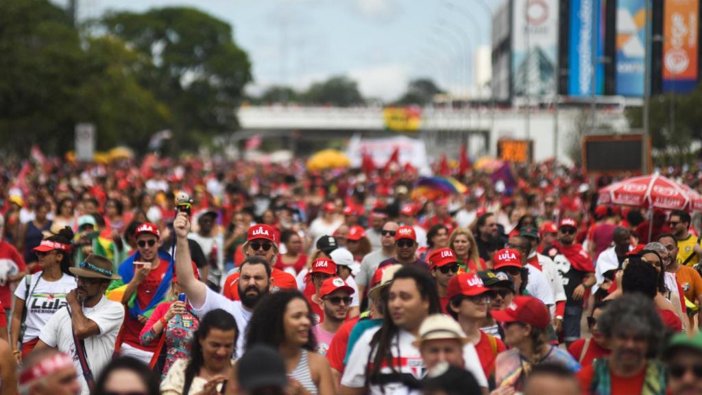 Simpatizantes de Lula llegan a su toma de posesión en Brasilia.