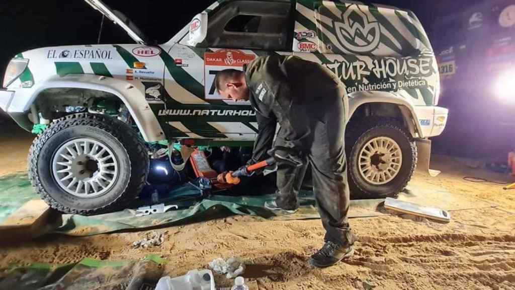 Mecánico del Naturhouse Raid Team arreglando el coche de Kilian Revuelta