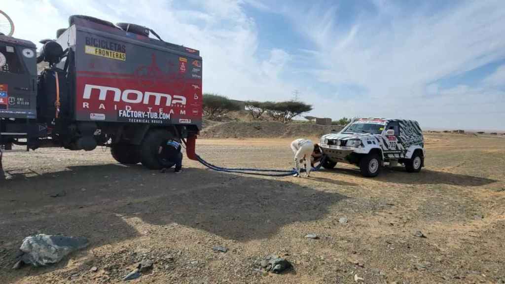 El coche del Naturhouse Raid Team siendo asistido durante la etapa 1 del Rally Dakar Classic 2023