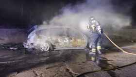 Las bomberos intervienen ante el incendio de un coche en Olivares del Duero