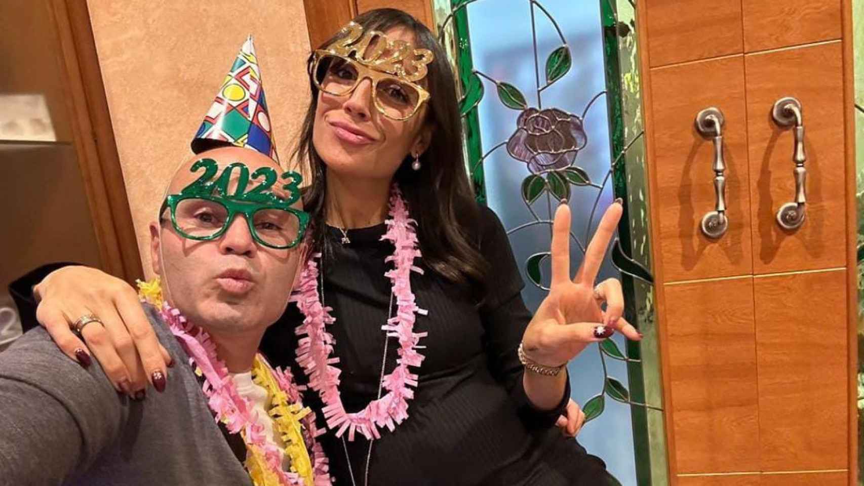 Andrés Iniesta da la bienvenida al año 2023 junto a su mujer