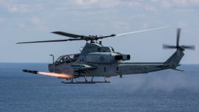 Helicóptero Viper lanzando un misil JAGM