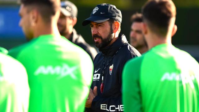 Pablo Machín con los jugadores del Elche, este lunes en su entrenamiento para la Copa del Rey.