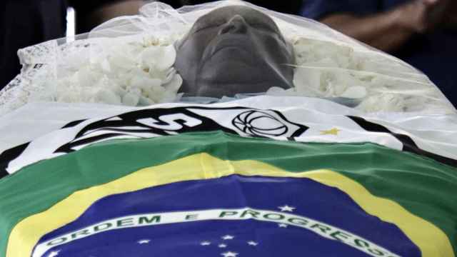 Pelé, ataviado con la bandera de Brasil en su féretro durante la capilla ardiente.