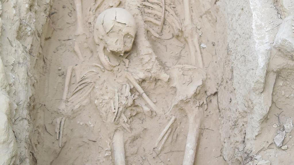 Uno de los enterramientos de la necrópolis de Rojales con un adulto y un niño. Foto: Morell / Efe
